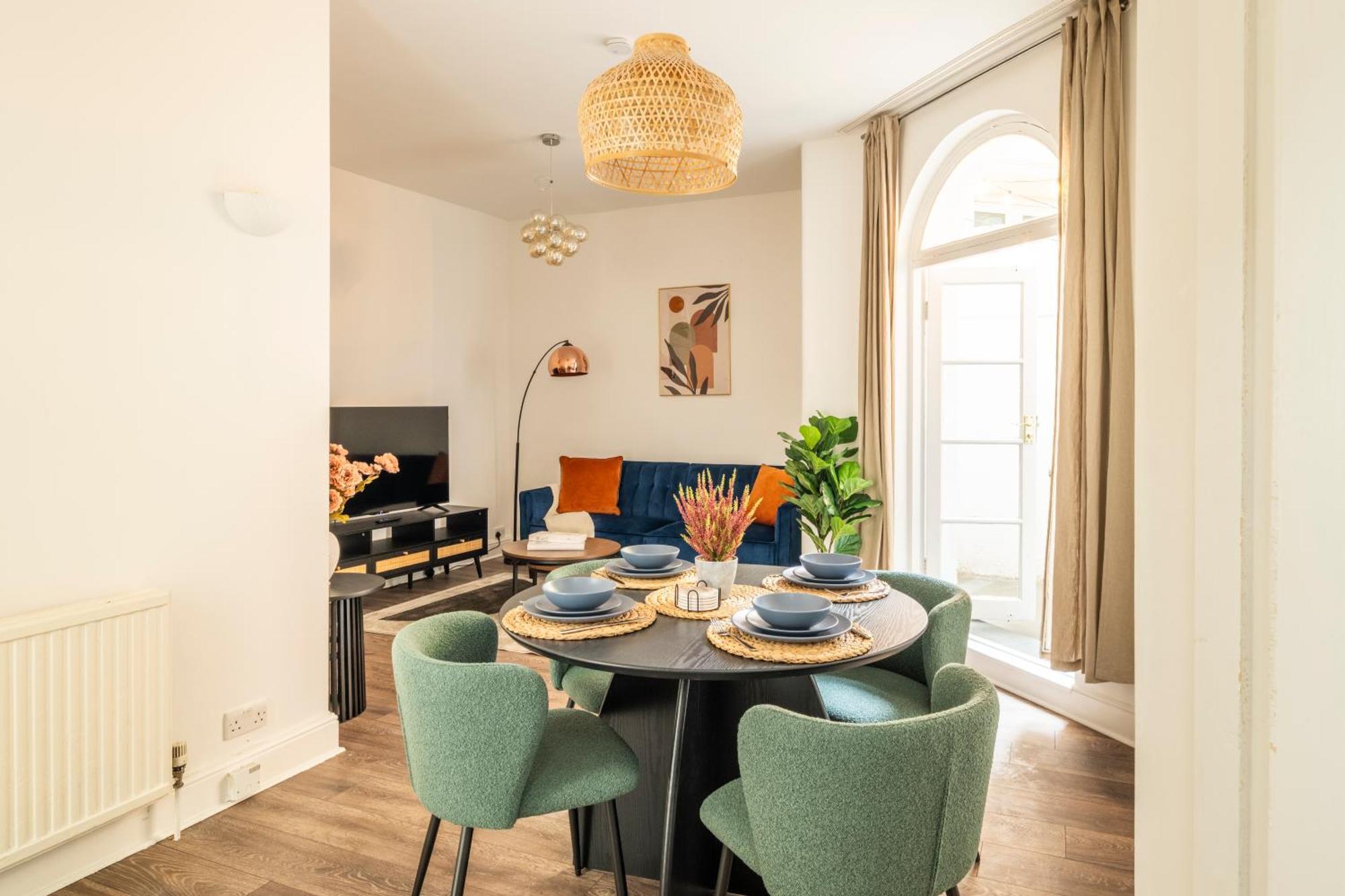 Kensington & Chelsea Oasis With Patio Apartment *